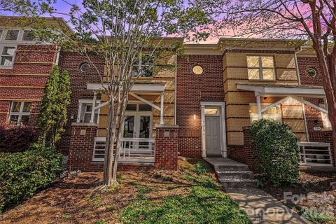 703 E 8th Street
