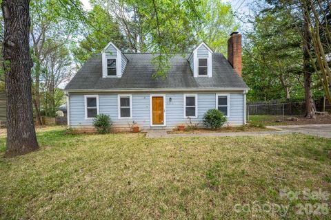 6515 Burning Bush Court pending home in Hickory Ridge, Charlotte, NC