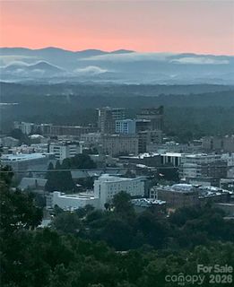 464 Windswept Drive sold home in Windswept Views, Asheville, NC