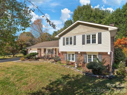 142 Twin Lakes Drive sold home in Twin Lakes, Candler, NC