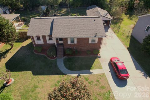 3931 Irvington Drive pending home in Windsor Park, Charlotte, NC