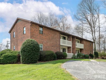 103 Oakwood Place active home in Brookside Manor Condominiums, Hendersonville, NC