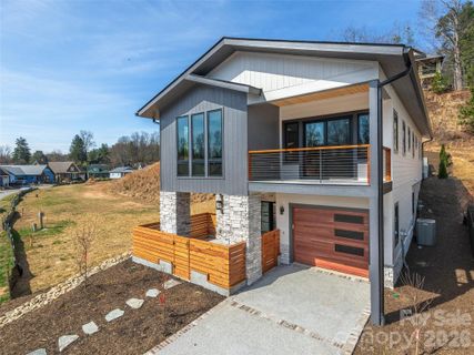 50 Verde Drive active home in The Villages At Crest Mountain, Asheville, NC