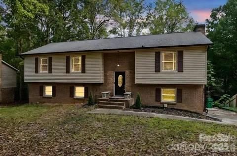 7414 Castlebar Road pending home in Heritage Woods, Charlotte, NC