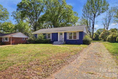5906 Whitingham Drive pending home in Hampshire Hills, Charlotte, NC