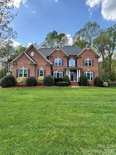 9811 Julliard Drive pending home in Oxfordshire, Mint Hill, NC