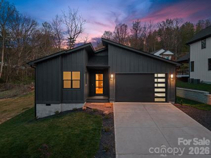 8 Overlook Place pending home in Overlook, Asheville, NC