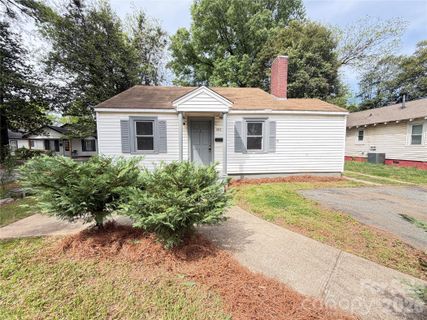 2212 Camp Greene Street pending home in Marsh Estates, Charlotte, NC