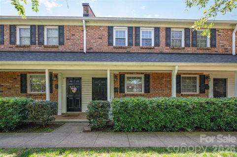 1218 Green Oaks Lane pending home in Williamsburg On Commonwealth, Charlotte, NC