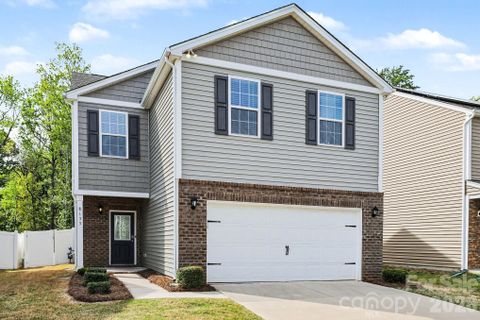 8133 Clairwood Drive pending home in The Enclave At Sugar Creek, Charlotte, NC