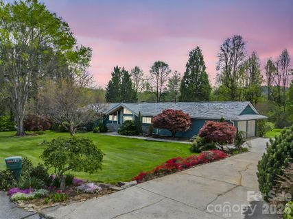 200 Conde Place sold home in Beaumont Estates, Hendersonville, NC