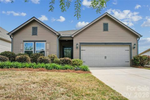 3013 Striped Maple Court pending home in Larkhaven Hills, Charlotte, NC