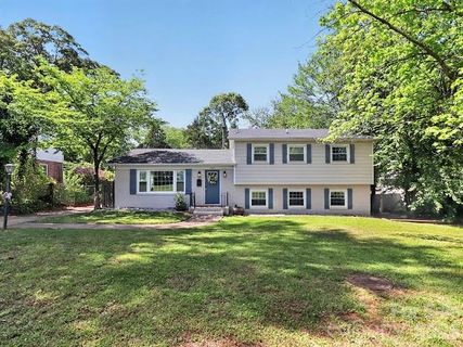 3025 Dunaire Drive pending home in Windsor Park, Charlotte, NC