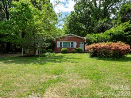6210 Grove Park Boulevard pending home in Grove Park, Charlotte, NC