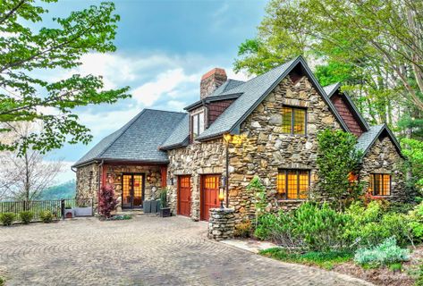 8 Timberwolf Court pending home in Reynolds Mountain, Asheville, NC