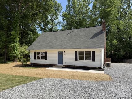 806 S Laurel Street active home in Crestview, Lincolnton, NC
