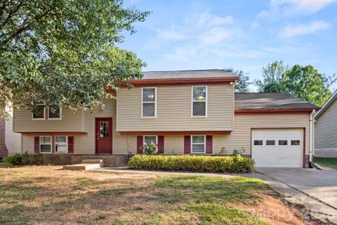 6018 Misty Way Lane pending home in Idlewild, Charlotte, NC