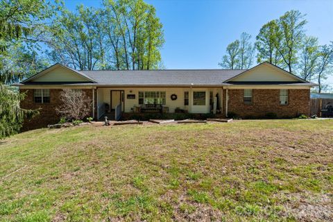 441 Hunters Glen Lane pending home in Hunters Glen, Hendersonville, NC