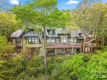 1052 Toxaway Drive active home in Lake Toxaway Estates, Lake Toxaway, NC