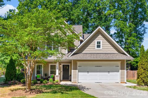 2562 Roseview Lane active home in Country Club Heights, Charlotte, NC