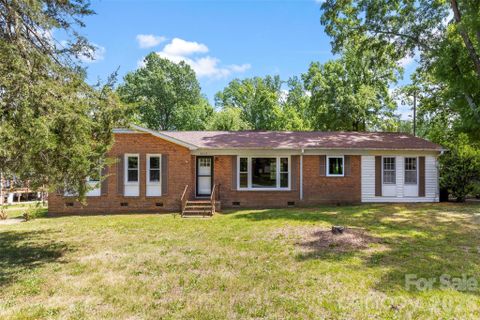 8315 Westbourne Drive pending home in Westbourne, Charlotte, NC