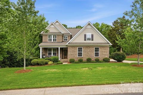 588 Highland Ridge Point active home in The Retreat At Sunset Ridge, Clover, SC