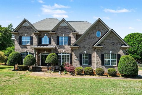 7233 Mcewen Place active home in Ellington Farm, Mint Hill, NC