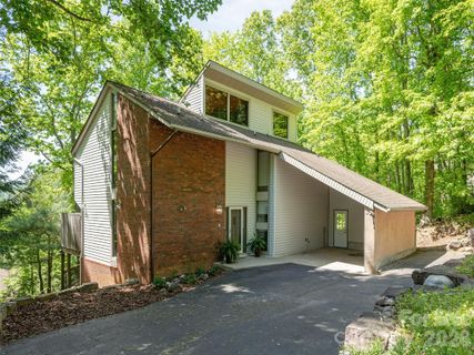 142 Sequoyah Hills Drive sold home in Sequoyah Hills, Fletcher, NC