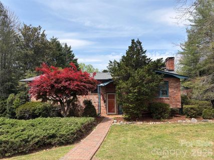 122 W Sweetbriar Lane