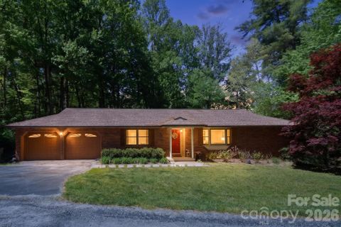 14 N Willow Wood Trail pending home in Rambling Ridge, Hendersonville, NC