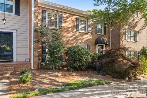 6748 Constitution Lane pending home in Olde Georgetowne, Charlotte, NC