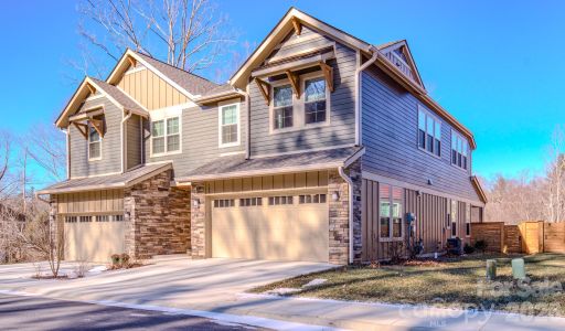 560 Sweet Birch Park Lane pending home in Sweet Birch Commons, Black Mountain, NC