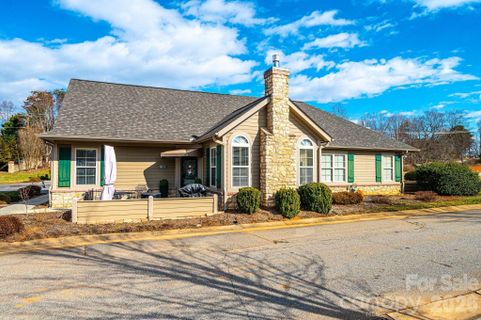 823 Wynnshire Drive active home in Wynnshire Ridge, Hickory, NC