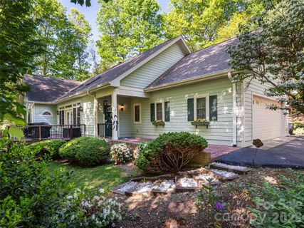 4 Dogwood Glen Circle