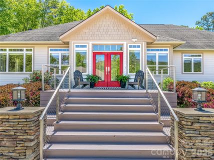 16 Chickadee Lane active home in Laurel Woods, Fairview, NC