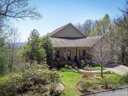 172 Sunny Ridge Road active home in Wildwood Heights, Hendersonville, NC