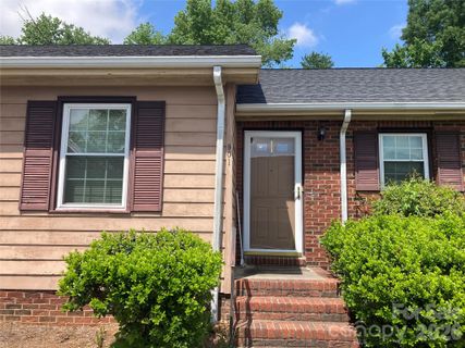 1300 Larchmont Place