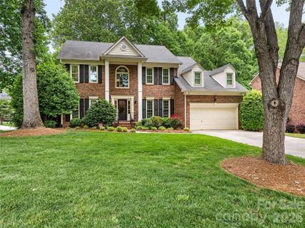 8808 Sweetwater Place pending home in Hunter Oaks, Waxhaw, NC