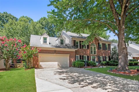 8906 Glade Court active home in Wynfield Forest, Huntersville, NC