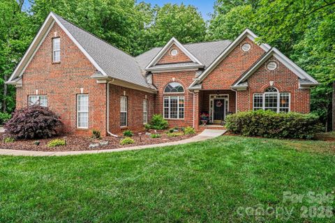 10501 Olde Irongate Lane active home in Ellington Farm, Mint Hill, NC