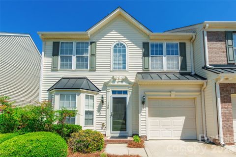 130 Autumn Falls Drive active home in Autumn Cove At Lake Wylie, Lake Wylie, SC
