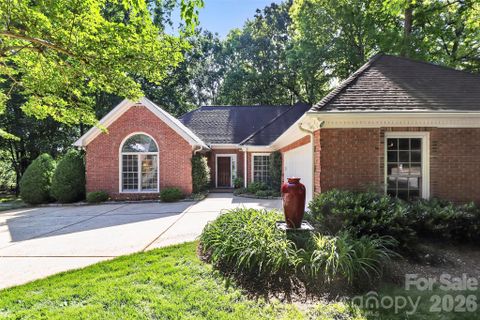 8902 Taunton Drive pending home in Wynfield, Huntersville, NC
