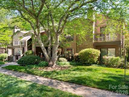 38 Ravencroft Lane active home in Ravencroft Condominiums, Asheville, NC