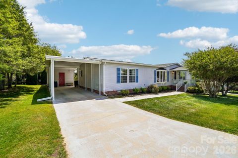 10 N June Lane active home in White Oak Village, Hendersonville, NC