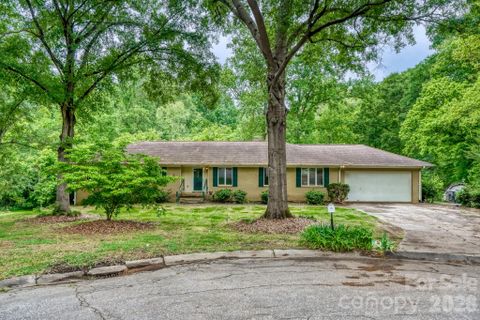 121 Edgerly Court active home in Coulwood Hills, Charlotte, NC