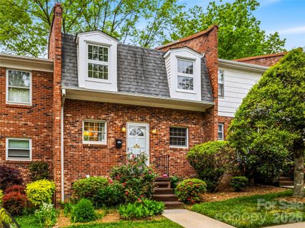 1409 Kensington Road pending home in Kensington Court, Hendersonville, NC