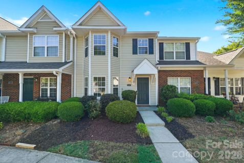 687 Rock Lake Glen active home in Cole Creek, Fort Mill, SC