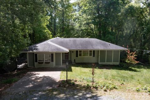 147 Barberry Heights Drive active home in Barberry Heights, Brevard, NC