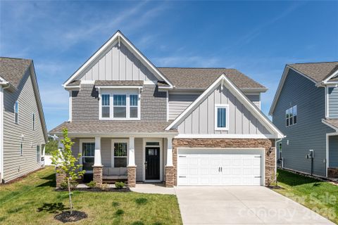 615 Fox Cove Road active home in Cantrell Hills, Hendersonville, NC