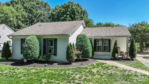 8831 Gamesford Drive pending home in Raeburn, Charlotte, NC
